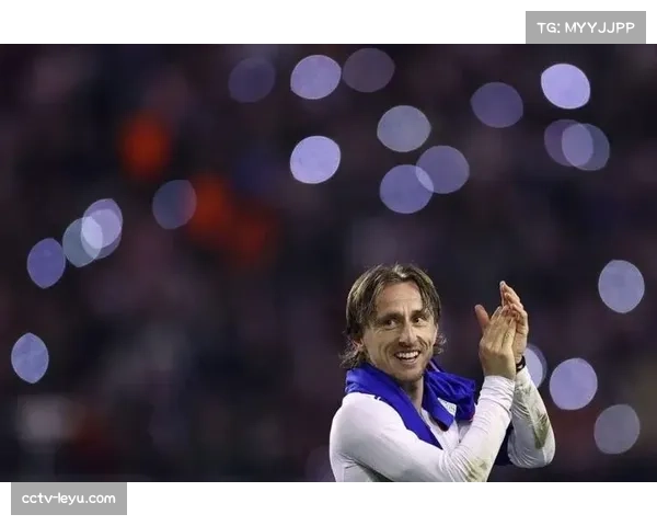 赛场花絮：伯纳乌球迷高歌致敬即将退役的莫德里奇